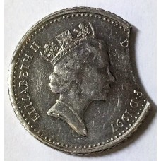 GREAT BRITAIN UK 1997 . FIVE 5 PENCE COIN . ERROR .  CLIPPED PLANCHET